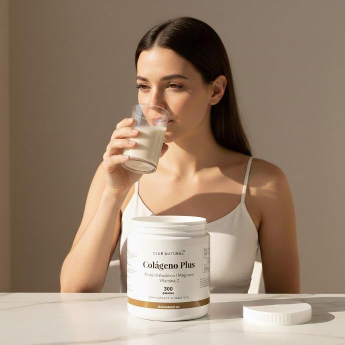 Colágeno Plus Enriquecido – 300 g  Suplemento avanzado de colágeno en polvo con magnesio, vitamina C y ácido hialurónico, diseñado para apoyar la salud de la piel, las articulaciones, los huesos y los tejidos conectivos desde el interior.  Colágeno Plus combina colágeno hidrolizado de alta calidad con nutrientes clave que trabajan en sinergia para mantener la elasticidad de la piel, el bienestar articular y la fortaleza del sistema musculoesquelético. Su fórmula está pensada para quienes desean cuidar su cuerpo de forma integral, favoreciendo la regeneración, la hidratación y la vitalidad diaria.  Beneficios principales Mejora de la elasticidad y firmeza de la piel:El colágeno, junto con el ácido hialurónico y la vitamina C, contribuye al mantenimiento normal de la piel, ayudando a conservar su elasticidad, hidratación y aspecto saludable.  Apoyo a articulaciones, huesos y tejidos conectivos:El colágeno hidrolizado y el magnesio favorecen la resistencia y flexibilidad de articulaciones, tendones y ligamentos, contribuyendo al confort articular y la movilidad.  Acción rejuvenecedora desde el interior:El ácido hialurónico ayuda a mantener la hidratación de la piel, labios y zonas delicadas del rostro, aportando suavidad y sensación de vitalidad.  Contribución a la salud muscular:El magnesio apoya el funcionamiento normal de los músculos y ayuda a reducir el cansancio y la fatiga, siendo ideal para personas activas o deportistas    Apoyo antioxidante y regenerador:La vitamina C contribuye a la formación normal de colágeno para el funcionamiento adecuado de la piel, huesos y cartílagos, y ayuda a proteger las células frente al estrés oxidativo.   ​ Presentación y composición Envase: 300 g de polvo  Composición por dosis diaria (½ cazo disuelto):  Colágeno hidrolizado: 10 g Carbonato de magnesio: 594 mg Óxido de magnesio: 297 mg Vitamina C: 80 mg Ácido hialurónico: 5,5 mg Modo de uso:Disolver ½ cazo en agua, zumo, batido u otra bebida de preferencia. Tomar una vez al día, preferiblemente de forma continuada, acompañado de una dieta equilibrada y un estilo de vida activo.  Por qué elegir Colágeno Plus  Porque es un complemento completo y equilibrado para quienes buscan:  Cuidar la piel desde el interior. Mantener articulaciones y huesos en buen estado. Favorecer la hidratación y elasticidad de los tejidos. Apoyar la salud muscular y el bienestar general. 👉 Un aliado diario para verte y sentirte bien por dentro y por fuera.  💡 Meta descripción SEO:Colágeno Plus en polvo con magnesio, vitamina C y ácido hialurónico. Apoya la salud de la piel, articulaciones y músculos. Fórmula completa para el bienestar diario.  🔑 Palabras clave SEO optimizadas:colágeno plus,colágeno en polvo,colágeno hidrolizado,colágeno con magnesio,colágeno con vitamina C,colágeno con ácido hialurónico,colágeno para articulaciones,colágeno para la piel,suplemento colágeno 300 g,colágeno para huesos y músculos,colágeno recuperación muscular,colágeno bienestar diario